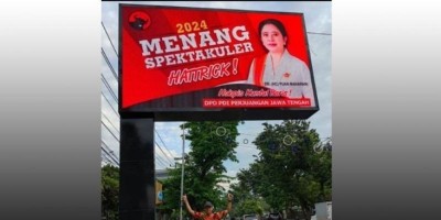 Ganjar Foto di Bawah Baliho Puan, Netizen: Sing Nduwur Enggak Laku Jual  
